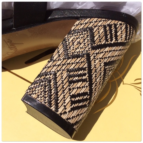 ❌SOLD❌Bettye Camryn Sandals - Picture 4 of 7